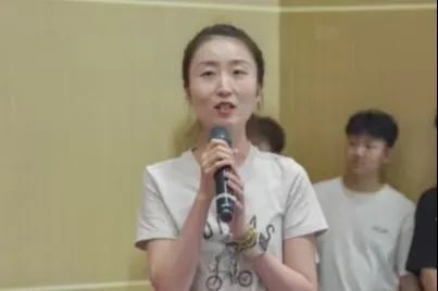 年轻的人在刷牙

AI 生成的内容可能不正确。