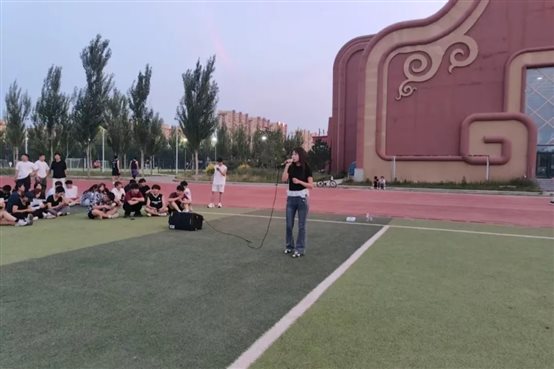 一群人站在草地上
AI 生成的内容可能不正确。